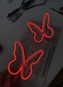 taller de neones, lampara neon con forma de mariposa
